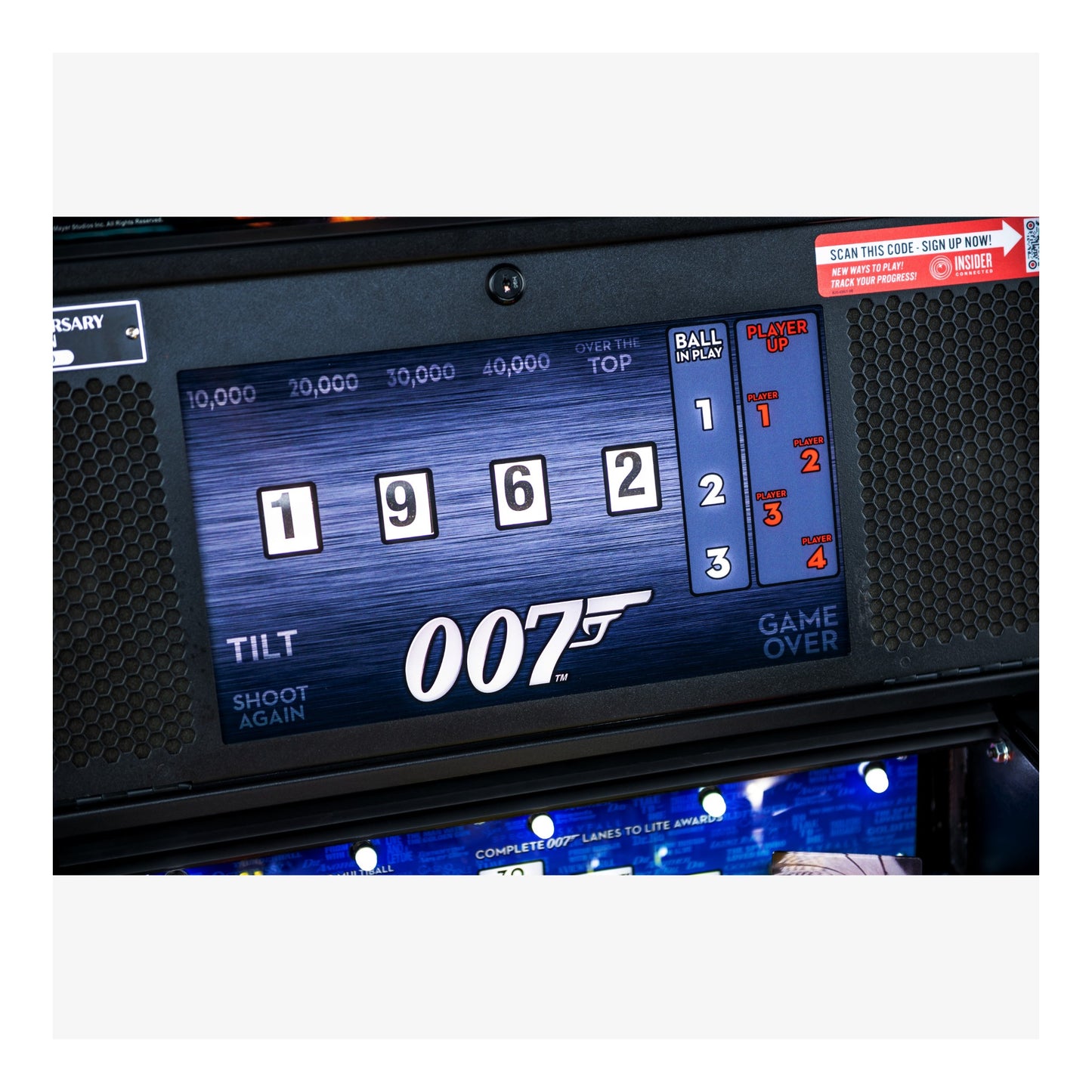 Video game machine screen displaying '007' branding with a score of 19262.