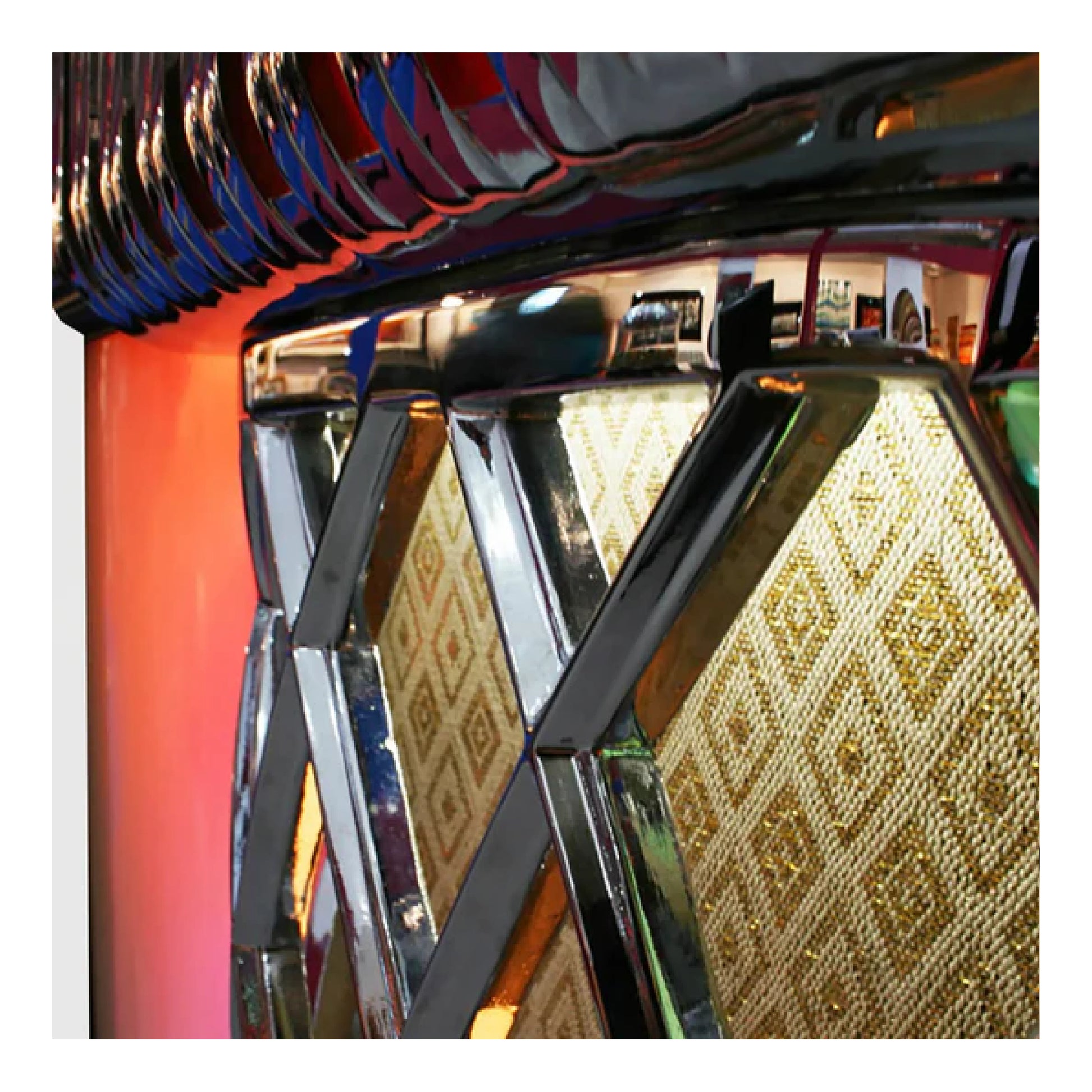 Rock-Ola Bubbler Digital Music Center in Gloss White – front view and bubble tubes