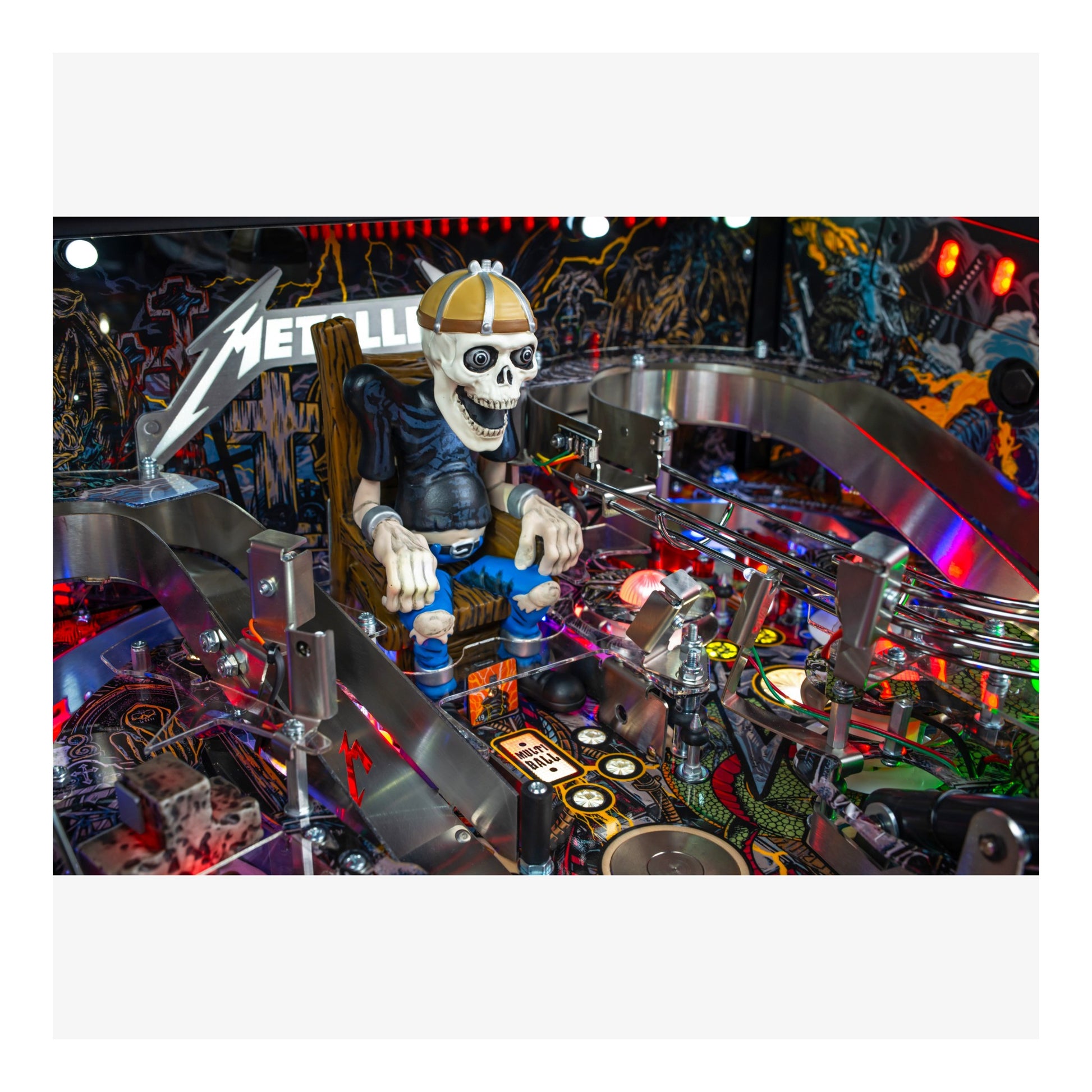 Pinball machine with a skeleton figure操作杆