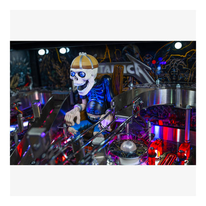 Pinball machine with a skeleton figure操作员在灯光效果下